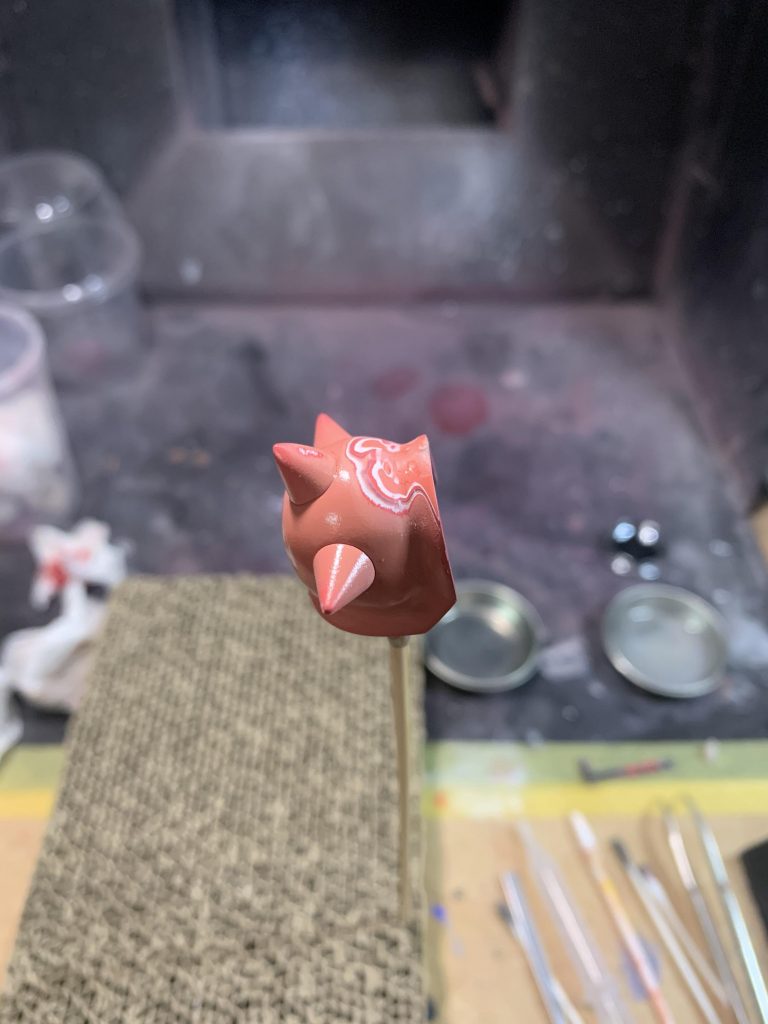 今回グラデーション塗装をする為都合3回以上重ね塗りした影響で左肩アーマー組み込み時に塗膜割れを繰り返しました。これのリカバーが一番精神的に疲れた工程です笑