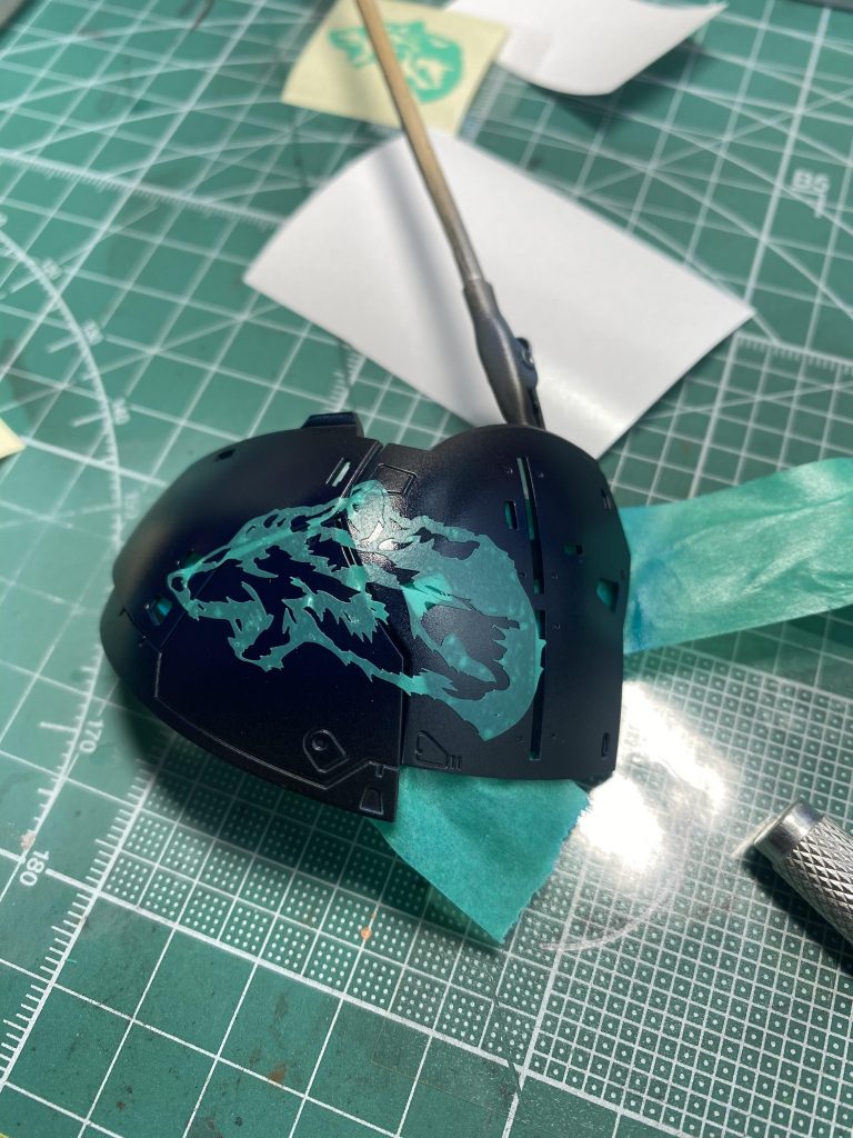 黒サフ→蛍光塗料→マスキング→ホワイトで塗装。