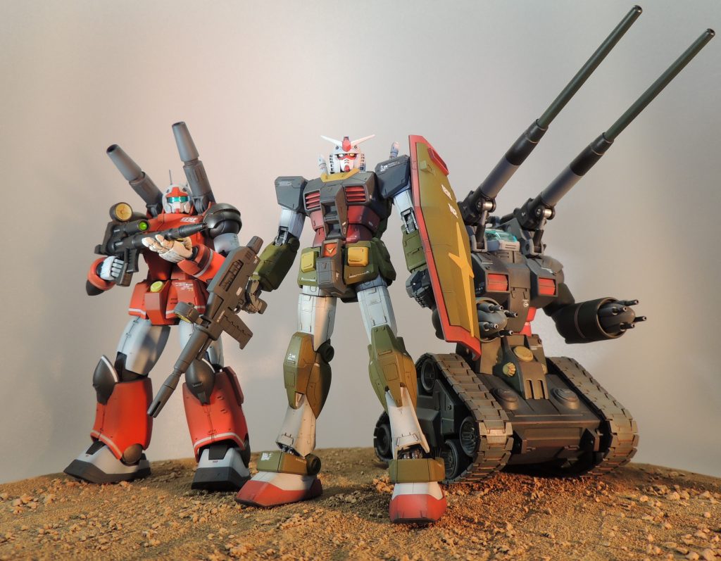 ３体とも1/144で、ガンダムはＧ30thを使用。ガンキャノンはコクピットハッチが開閉可能。ガンダンクは砲塔部分を初期型から移植し、頭部コクピットを作り込んでいます。