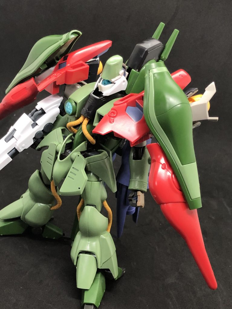製作途中。頭が細いのでこの後スリットを追加、下半身はこの後膝アーマーやフロント、サイドスカートの延長をしました。