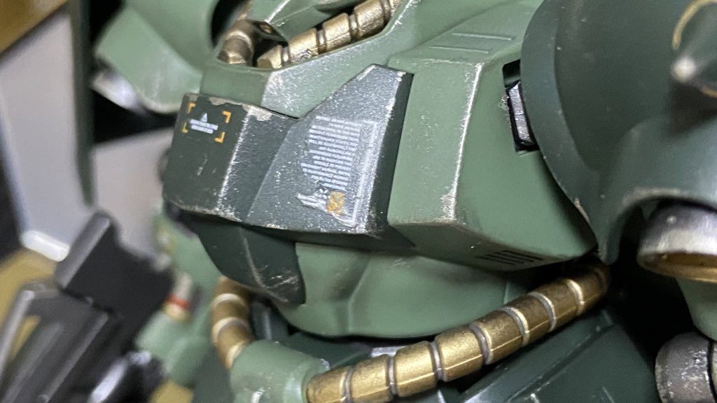 こんな感じ。本格的なチャレンジは2回目くらいです。汚しコンセプトは「リアル」なので、そこまで汚れたなら洗えよ、メンテしろよとならんように気をつけました。宇宙なので、泥やサビは入れず、スス感とハゲチョロのみ。当たりそうなところ、前側や足回り・手首を強めに、他は控えめに。盾は被弾したら多分交換されるだろうから、そこそこに。ちなみに肩スパイクももっとシャープにするか悩みましたが、ハゲチョロと合わせると丸くなった感があって結果👍