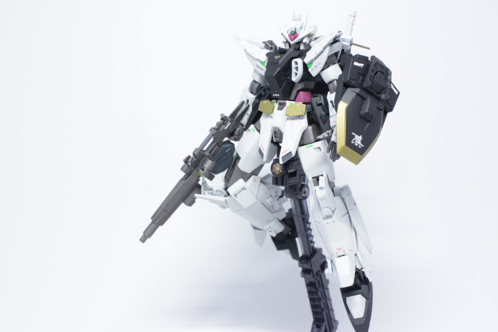 カラーリングはνガンダムをイメージした青抜きトリコロールで。最近「自分らしさ」のあるトリコロールを模索中です。今回はなかなかいい色が出せたなぁと思います。