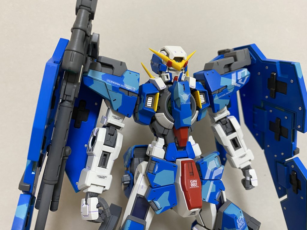 胸部のダクトは、キットのままだと何のモールドもないので、スリットプラ板に置き換え、4アーティストマーカーで塗装してメタル感を演出。GNドライヴまわりの白いパーツもモールドがなかったので、MGガンダムエクシアを参考に筋彫りを追加しました