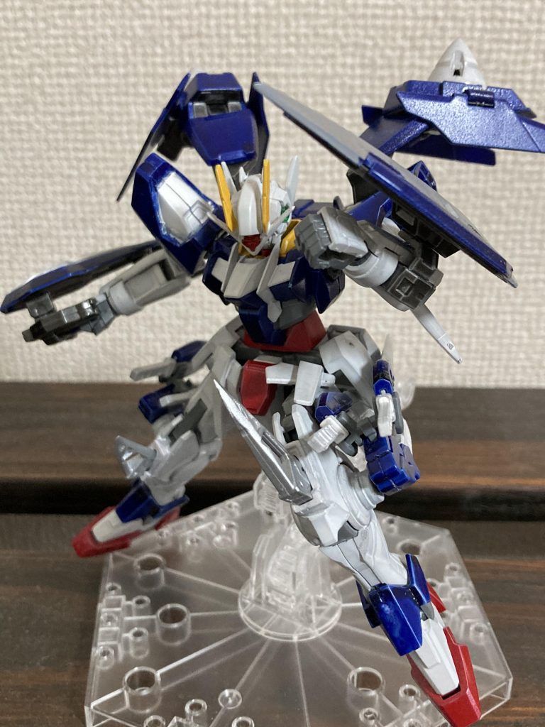 GNブレイド二ーデスティニーガンダムのビームブーメランから拝借持ち手の部分を尖らして膝に移植近接戦闘中懐に入られた時や、両腕が塞がってる時に使用