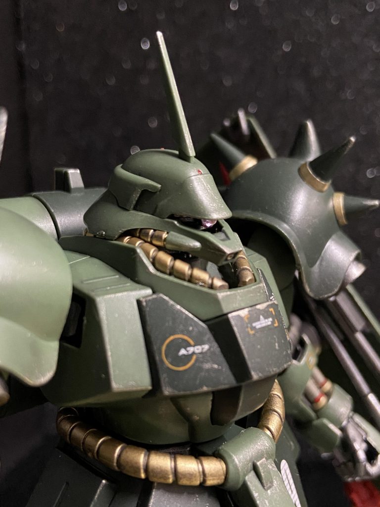 頭部も神造形。作りやすくかっこいい。惜しむらくはツノ無しだと頭が相当低く感じること。ツノなしで行く予定を変更しました。モノアイは100均のラインシールに変更してます。完璧なサイズでした。笑