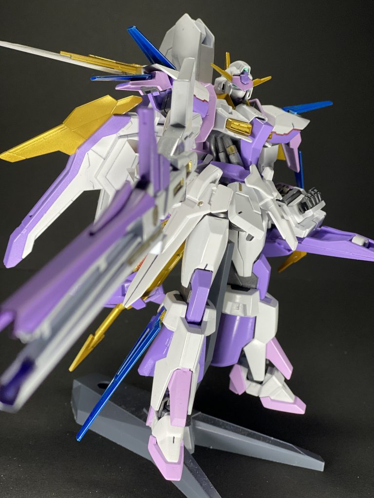 メイン武装のビームランチャーです。切り貼りして意外とバランス良くなったかなと思います。