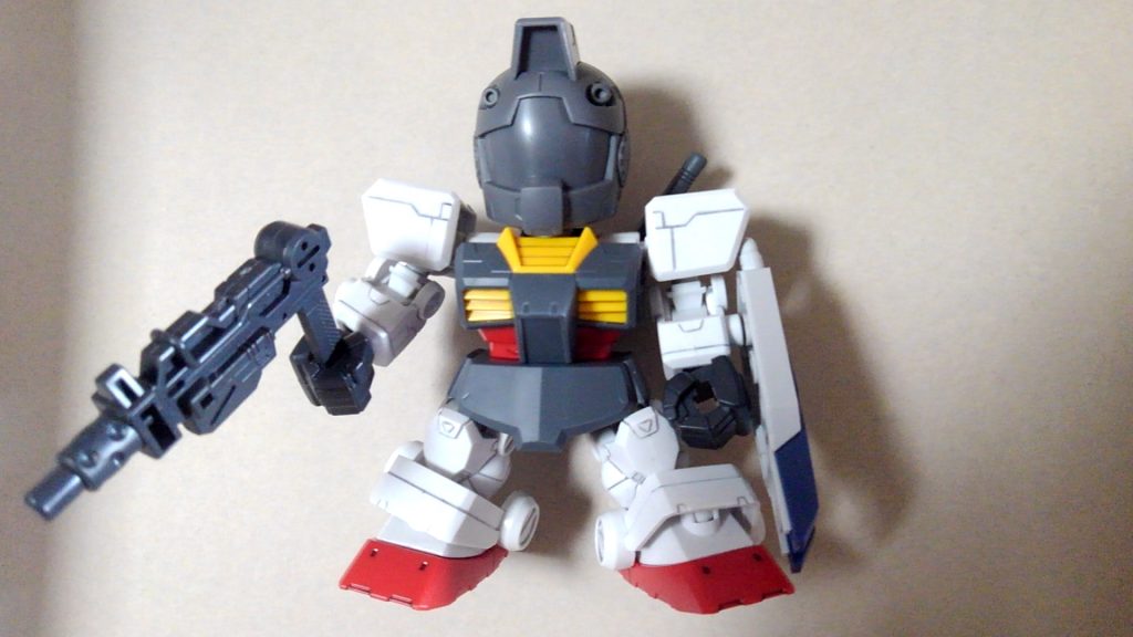 SDCSガンダムにジム用のパーツを付けた状態です。マシンガンに関しては、ガンダムの手に持たせるとグリップの大きさのせいか奥までいけなかったので、ヤスリで削っています。