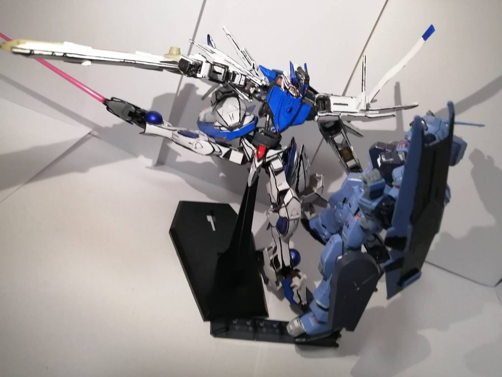 隠し腕?と言っていましたが足についていますね