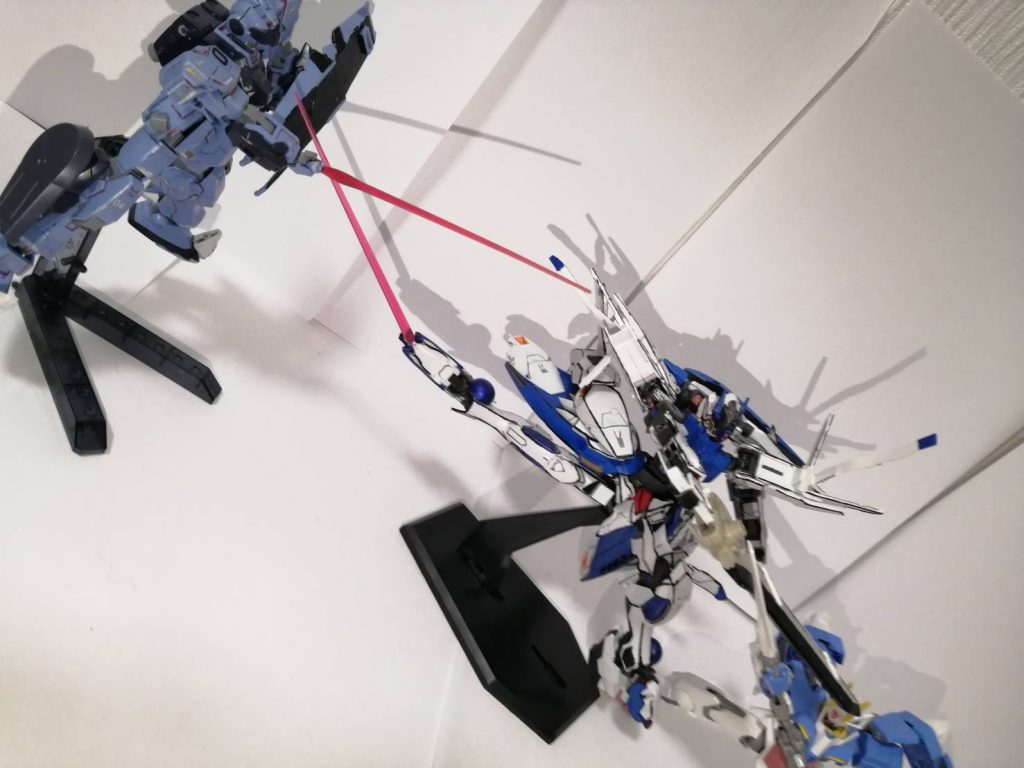 決めポーズで2機を圧倒するアルケー!