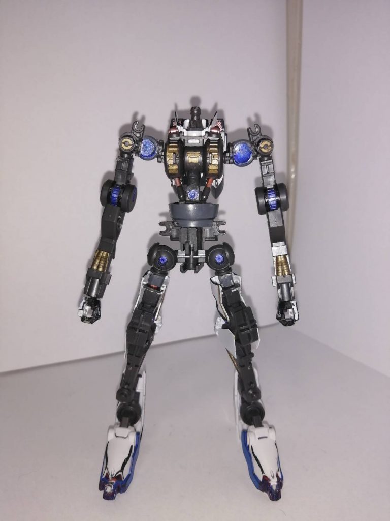 肩をダブルオーの腕で延長足も小さい感じなので長くしました腹部はケンプファーのボディでこの状態でもかっこいい!アルケー再販して欲しい!アルケー最高!ご観覧頂きありがとう御座いました!