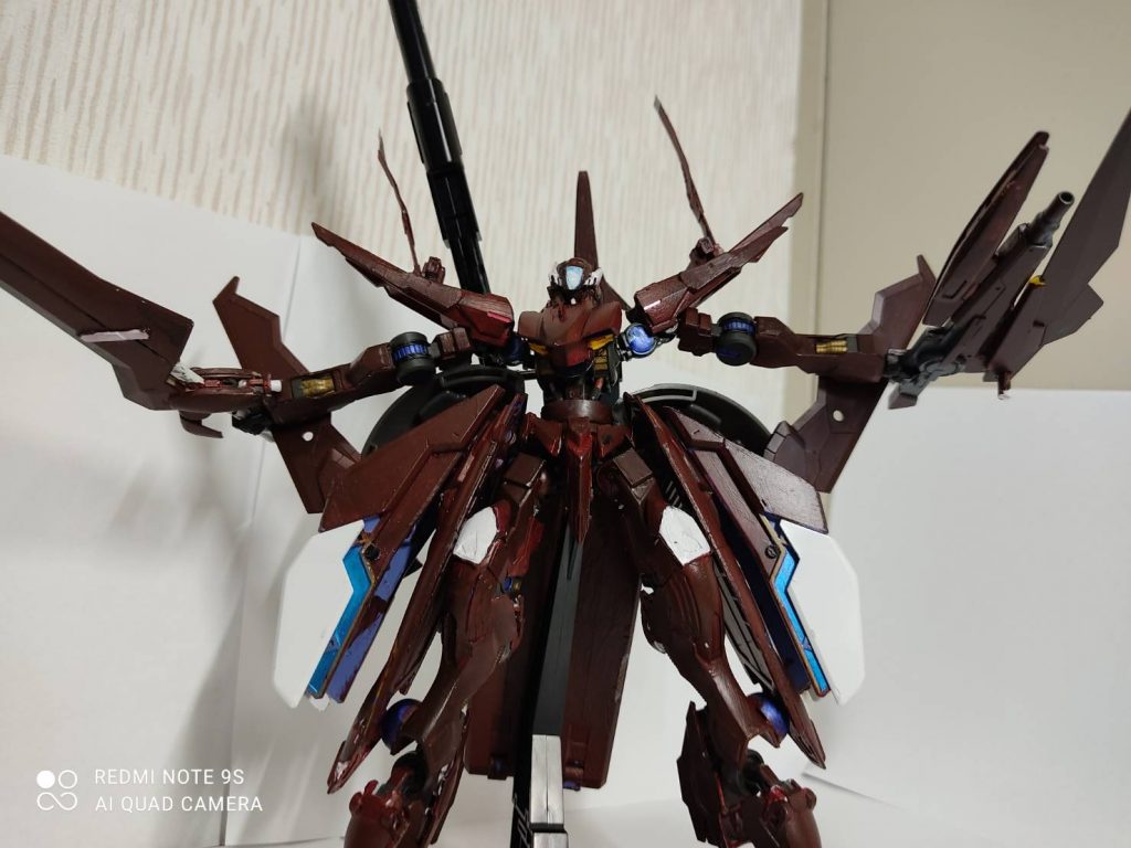 「GN粒子ィ！」サイドアーマーの粒子タンクを展開できます