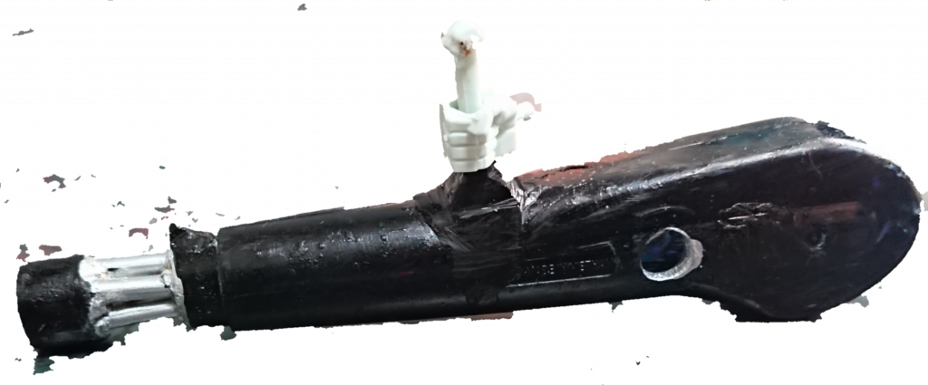 大型フレームランチャーの銀のガトリングの部分はランナーを切り出して使っています。