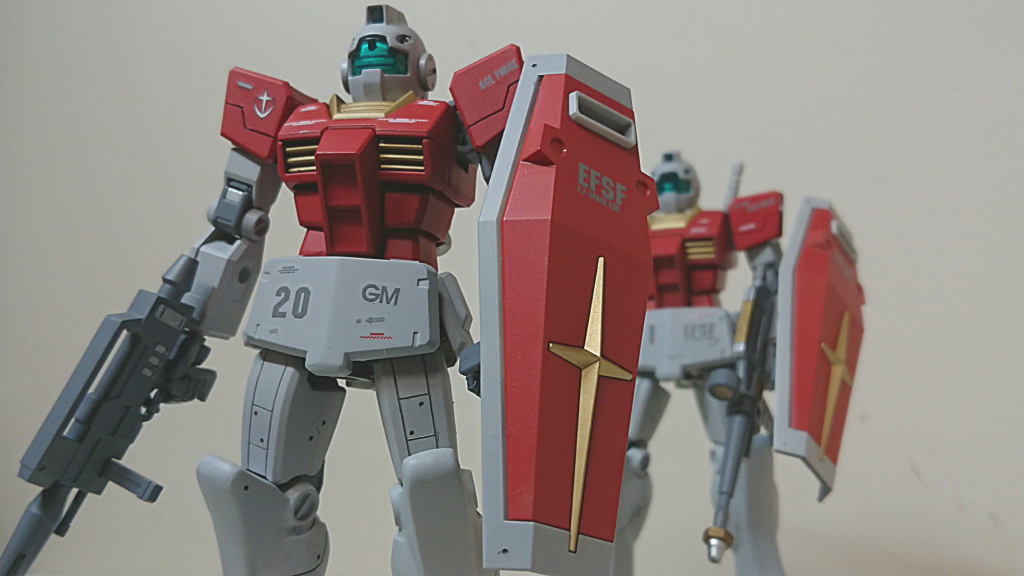 指揮官用は頭部形状が異なる他、ジムⅡ用に開発が行われているビームライフルを先行試験目的で装備している。