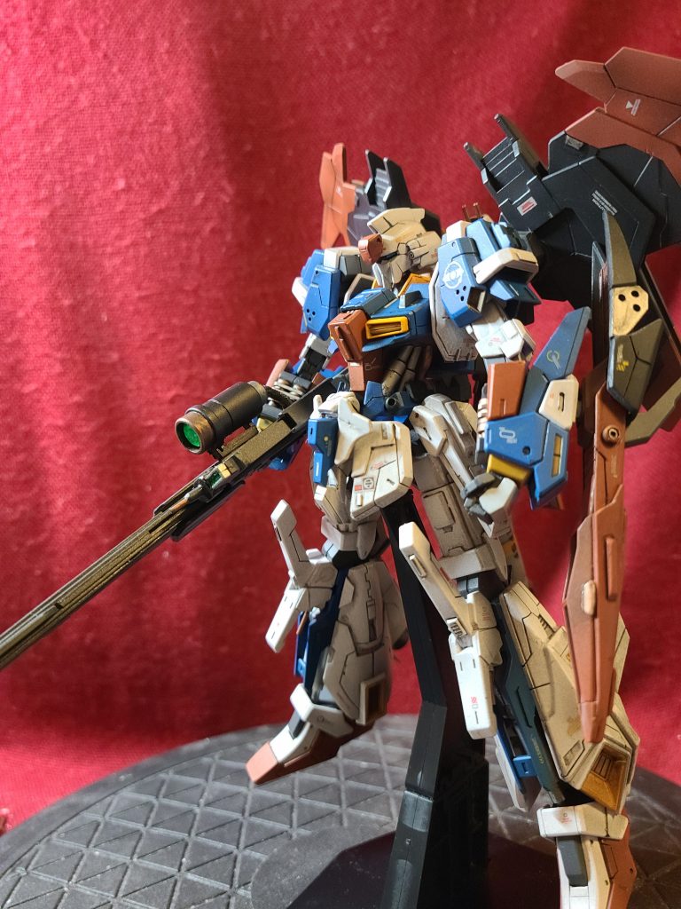 もうひとつの頭部はライトニングガンダムのものを使って、量産型をイメージしたツノ無しバージョンを作ってみました。これにすると首が少し長そうなのでいつか短いバージョンの首も作ります。