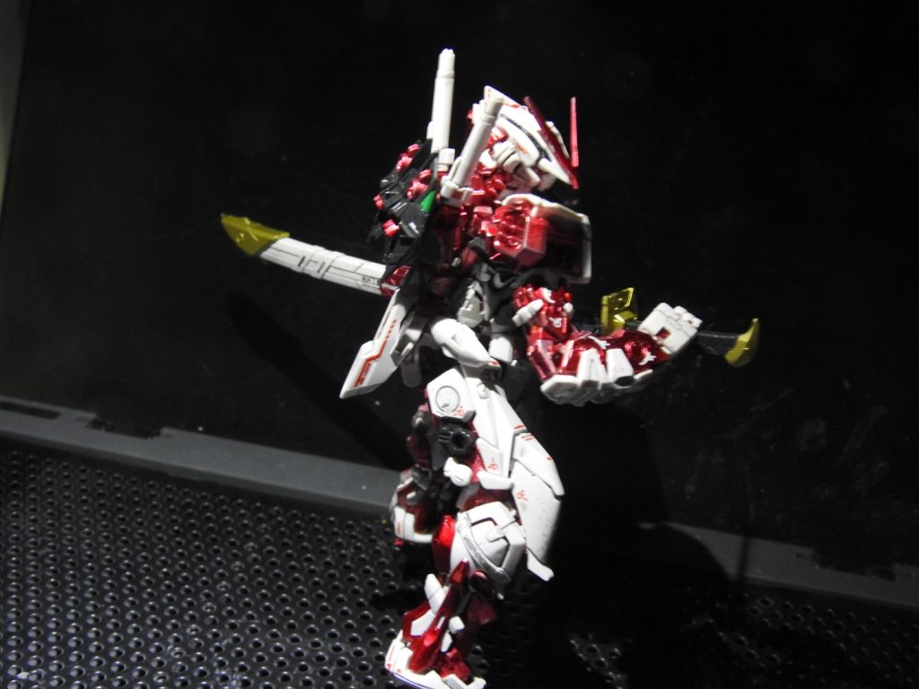 制作中にパーツを3点ほど無くし、右膝の内部フレームを壊してしまいました…購入も検討しましたが、ポージングで隠せそうだったのでそのままにしています。