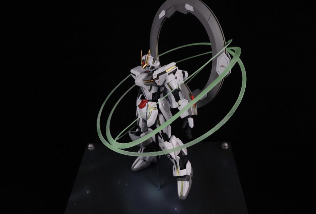 全体像。いつもの百均フォトフレーム台座です。簡単な宇宙塗装してます。エフェクトは付属の物だとスタンドと直結してるし窮屈な感じがするのでクリアプラ板から切り出しました。