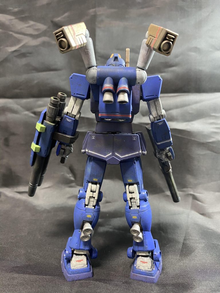 関節はヴァースキ機にちなみ白系で、手のマニュピュレーターも白!