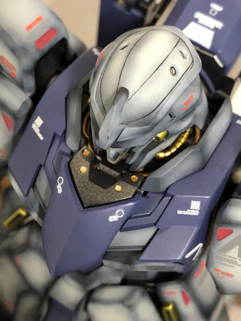 細かい部分は筆塗りをしました✨首元の動力パイプ、その下にあるパイプもスターブライトゴールドとリーフゴールドで塗り分けました🤗細かい部分ですが普通には良く見えないのが残念です😭ただ細かく見れば気になる部分であり時間をかけて良かったと思います😁