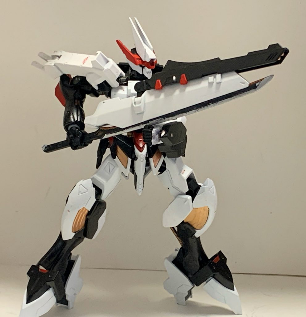 中距離戦闘用のライフルモード鉄血のオルフェンズの設定的には基本牽制の目的での銃撃ですが、近接武器との合体により、牽制だけでなく超至近距離での砲撃という有効打としても使えます。