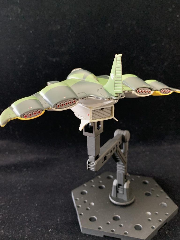 デカールは余り物のガンダムデカールを適当に使用してます。バーニアのノズル内はシタデルカラーの赤で塗装、コックピット部もシタデルカラーで手塗りです。