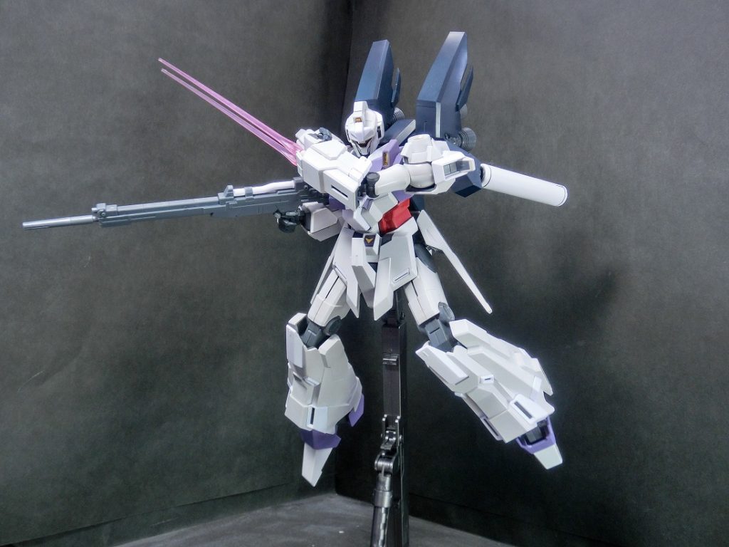 両腕に計４本のビームサーベルを装備取り外して装備、腕部からそのまま使用可能