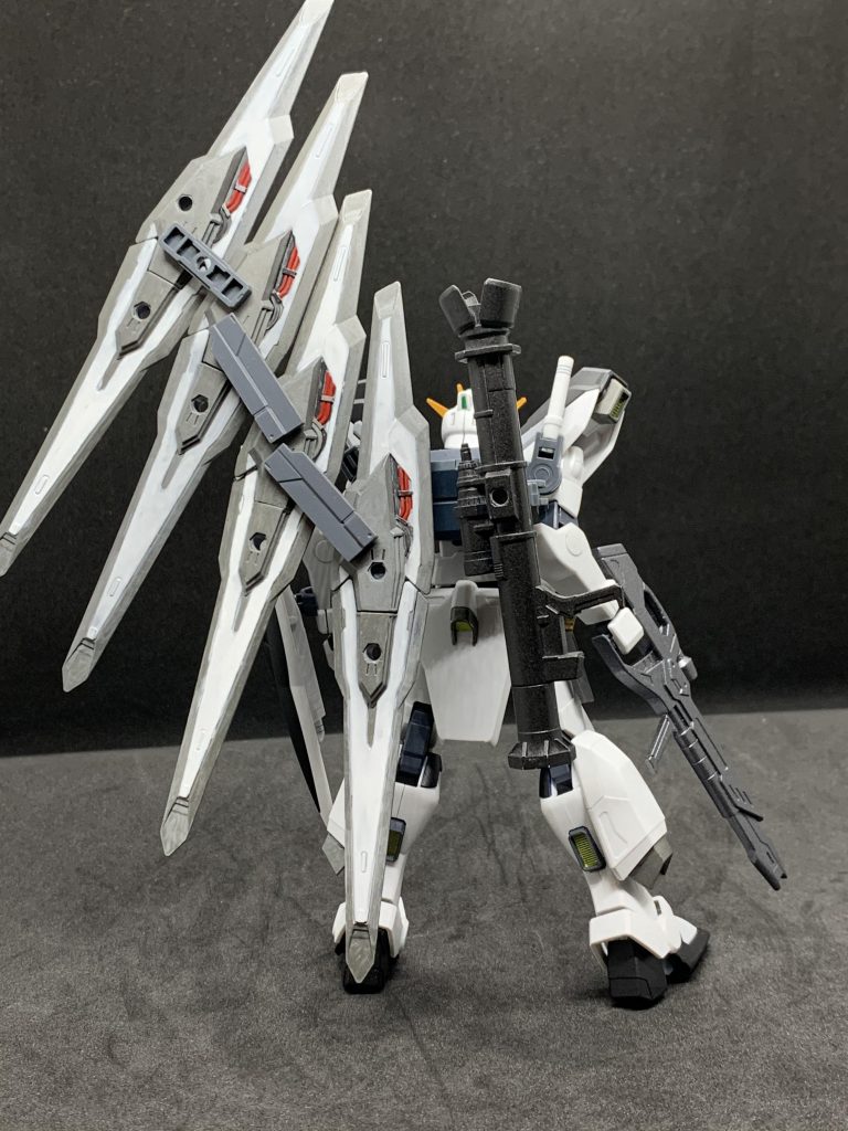 背中。ストライカーパックシステムを排除しウェポンラックとして特化して設計している。