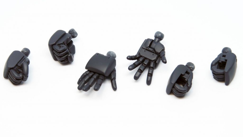 次元ビルドナックルズ(丸)Mサイズを使用して、握り拳は埋まっているところを彫り込み、平手は省略されている手のひら側のディテールを全部彫っています(ビルドハンズにすればよかったw)。