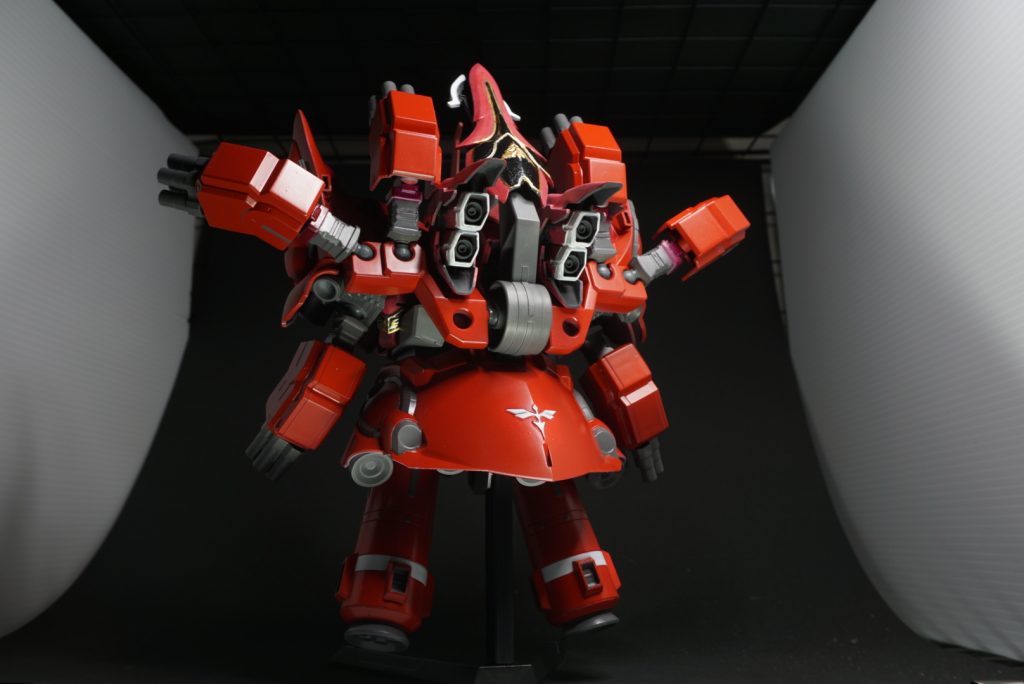 バックショット。ネオジオンマークの塗り分けも素敵。