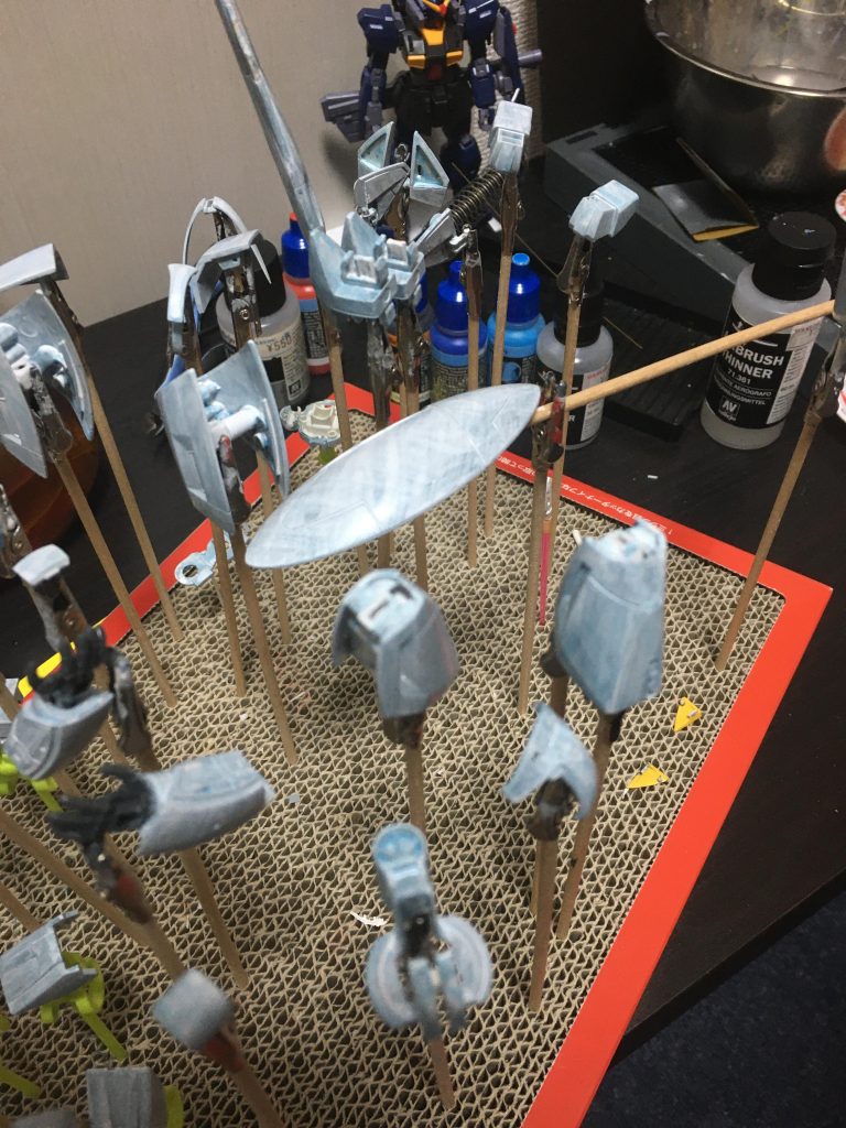 まあまあ粗い塗装風景です。下地はグレー→薄いブルーにしてます。青白い感じが合うかなあと。