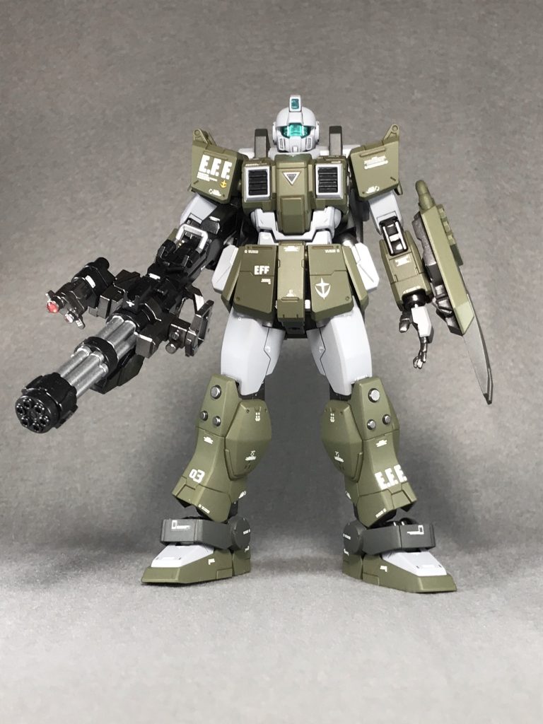 正面多分センサーだと思われる部分には以前からよくやるメタリックシールを張ってからクリアパーツのレンズをかぶせています。