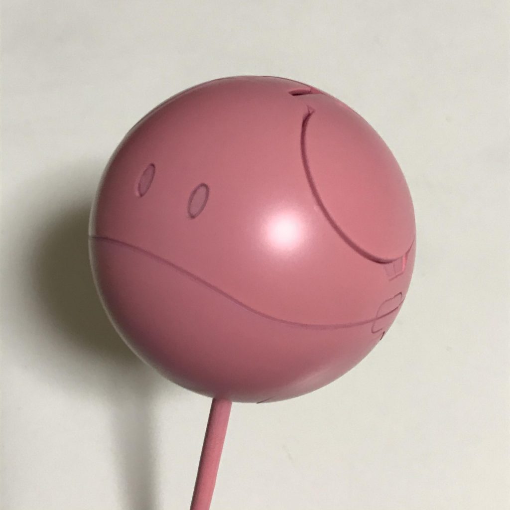 まずピンクサフ（タミヤ ）を吹きました。白のグラデーションは Mr. ベースホワイトです。いずれも缶スプレーのままです。最後に目をガンマカのロイヤルメタレッドで塗って、おしまい。トップコートなどは吹いていません。あっという間に完成です(^^)