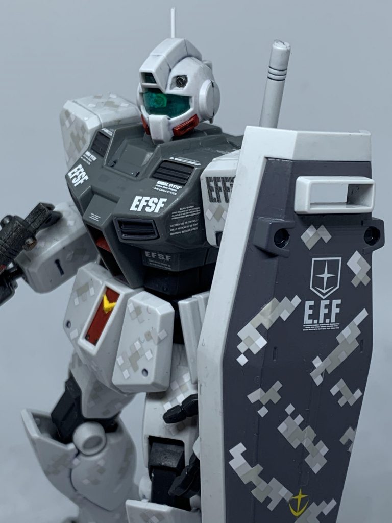 シールドは雪中戦をイメージして赤ではなくグレーとしました。