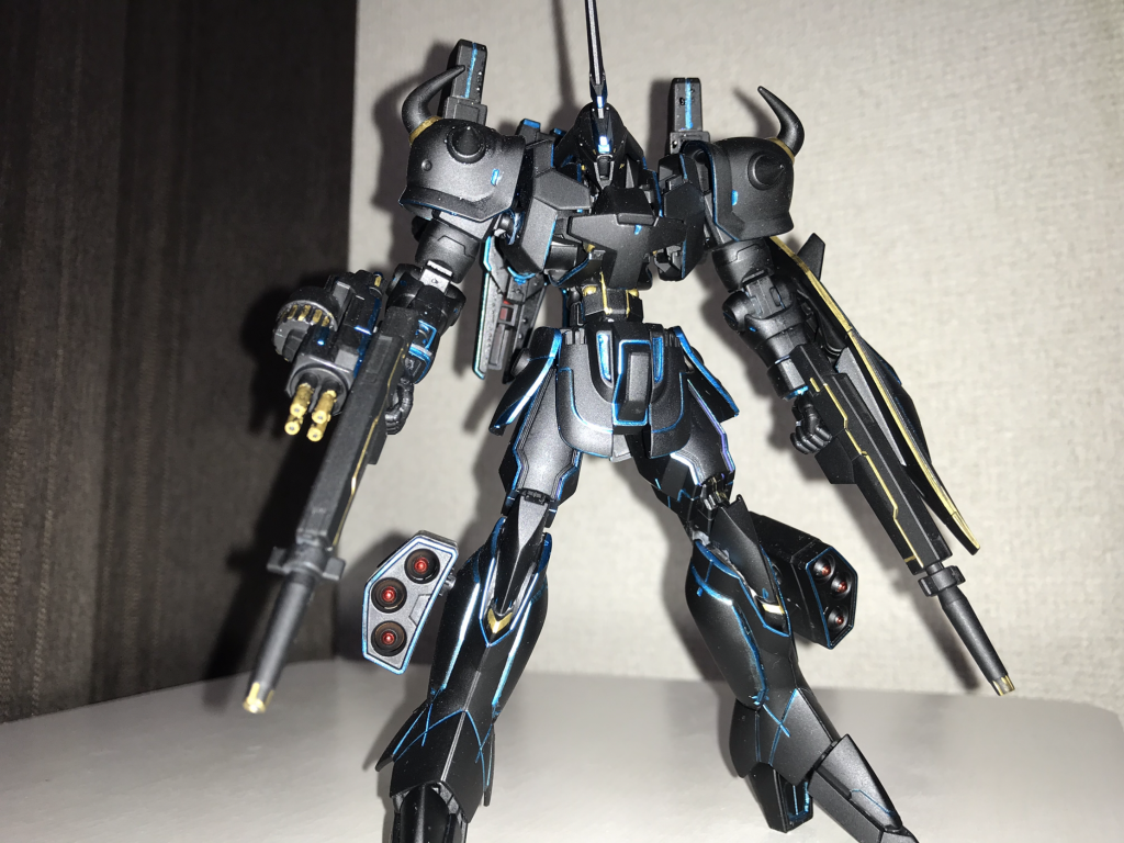 上半身ゴツめに、下半身をスッキリとしたデザインにしました。機動性にも優れ、かつ銃火器も装備させたので幅広い戦闘に対応できるという脳内設定です!