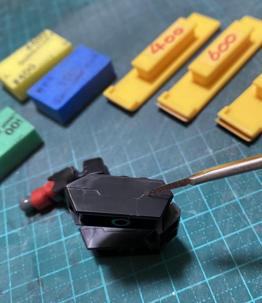 キャンディ塗装だと塗膜が厚くなるので、既存のモールドはタガネで掘り直してから塗装しました！使用したのはBMCタガネの0.15mmです。