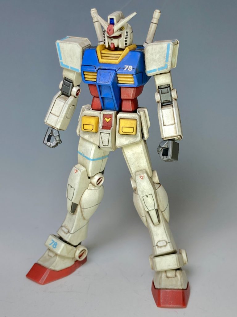 フロントビューです。ボディと脚にスジボリをしています。スネにはプラ板も貼って、当時のデザインを再現しています。ウェザリングは、Mrウェザリングカラーのグランドブラウンでウォッシング、ウェザリングマスターのシルバーとススで行っています。