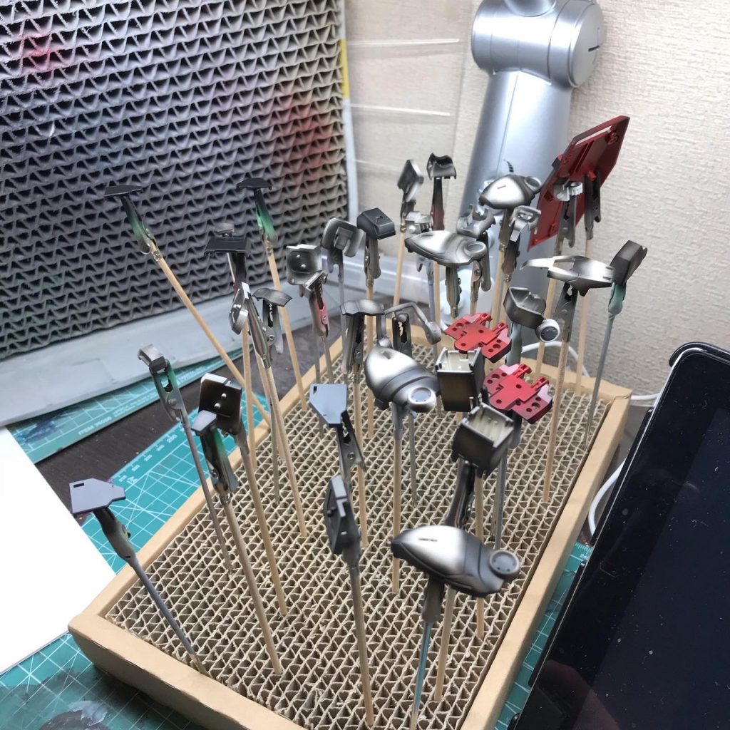 バラして塗装。先にエッジと影になる部分はブラックで塗装して薄ら残るように基本塗装してます。