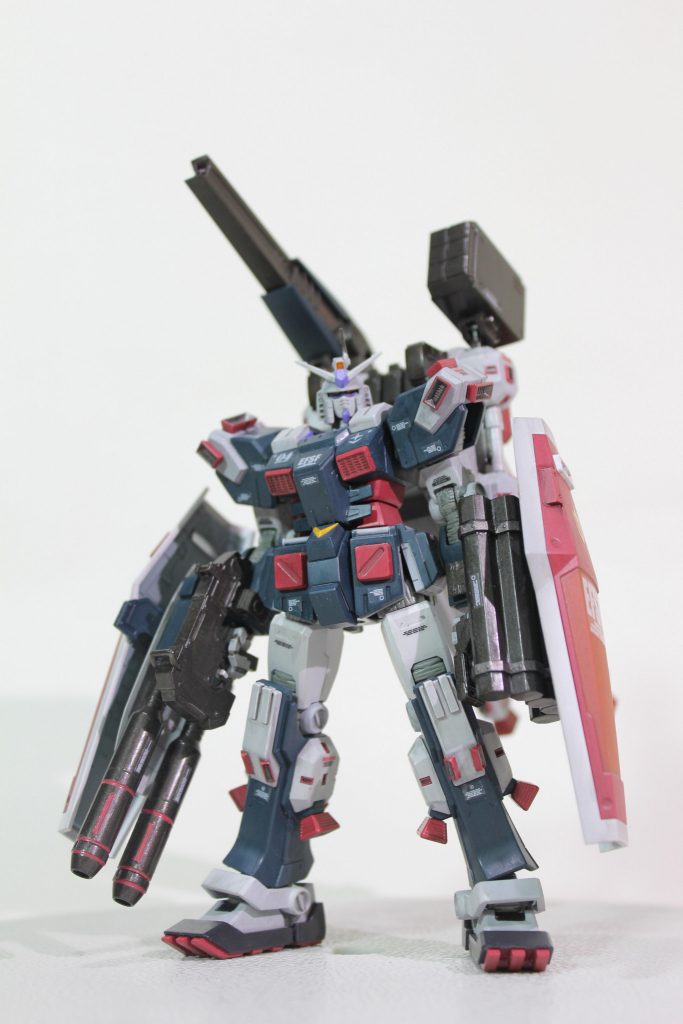 Photo：01去年の夏前ぐらいに作った過去作ですがよろしければお付き合いください。ガンダム・サンダーボルトの機体です。原作に触れる前にアマゾンかどこかでキットの方を先に目にしたのですが、フルアーマー系はかなり嫌いじゃないので即買いでした。MSV直撃世代的には“フルアーマー・ガンダム”というキーワードはある種呪いに近い衝撃だったのではないでしょうか？（個人的な感想です）