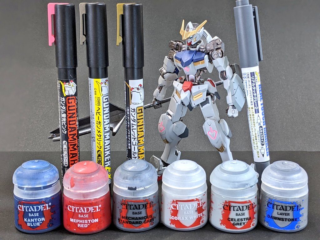 使った塗料はこちら。左腕後ろのアーマーはシタデル一番右のドーンストーンを右から3番目のコラックスホワイトの上から塗り、他の装甲と少し違うグレーにしています。六角形のバックラーはおなじみセレストラグレー。ガンダムマーカー蛍光ピンクは十数年ぶりに使いましたがちゃんと出てよかったです(笑)