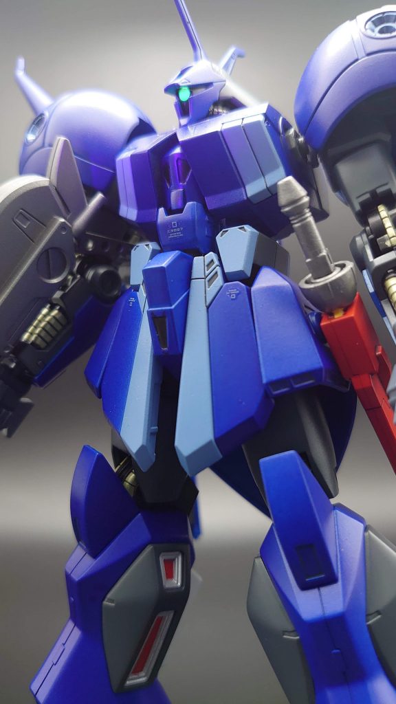 少し下から煽り気味に