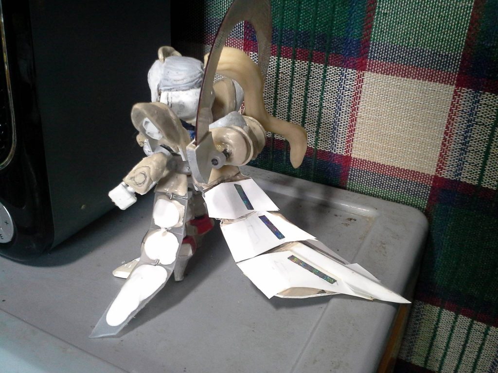 側面図と背面図。 サイドウエストアーマーもストライクフリーダムのようなレールガンで、3つのパーツをつなぐ鉄線のプラスチックボードで作られています。 そのため、スタンドに立つことと地面に立つことの違いを変えることができます。バックパックはSDEX ストライクフリーダムから変更されていますが、虹を保持するためのベースパーツが追加されています。 レインボーは前後に移動できます。テールアーマーは同じ構造ですが、より大きくなっています。