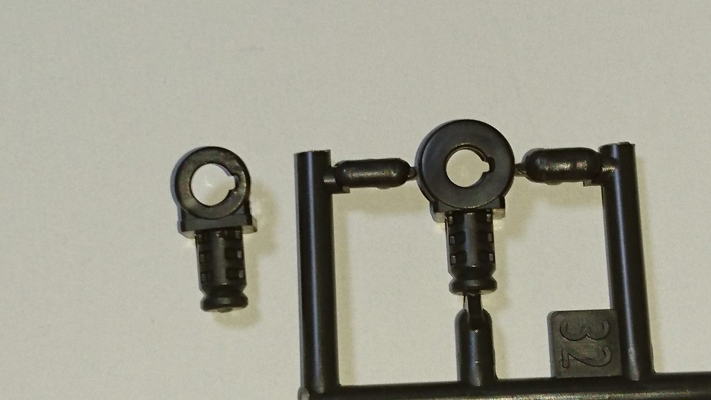 初期ロットやったため 肩の関節フレームが折れた 部品注文し、不具合がおおかった為か調整された パーツが送られてきた 写真右そのパーツは無償交換やった👍