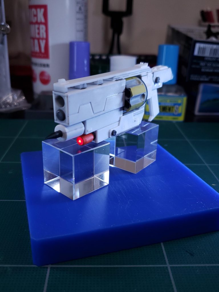 ガンランチャーはスクラッチしました。リボルバーの回転、中折れ式の装填ギミックがあります。