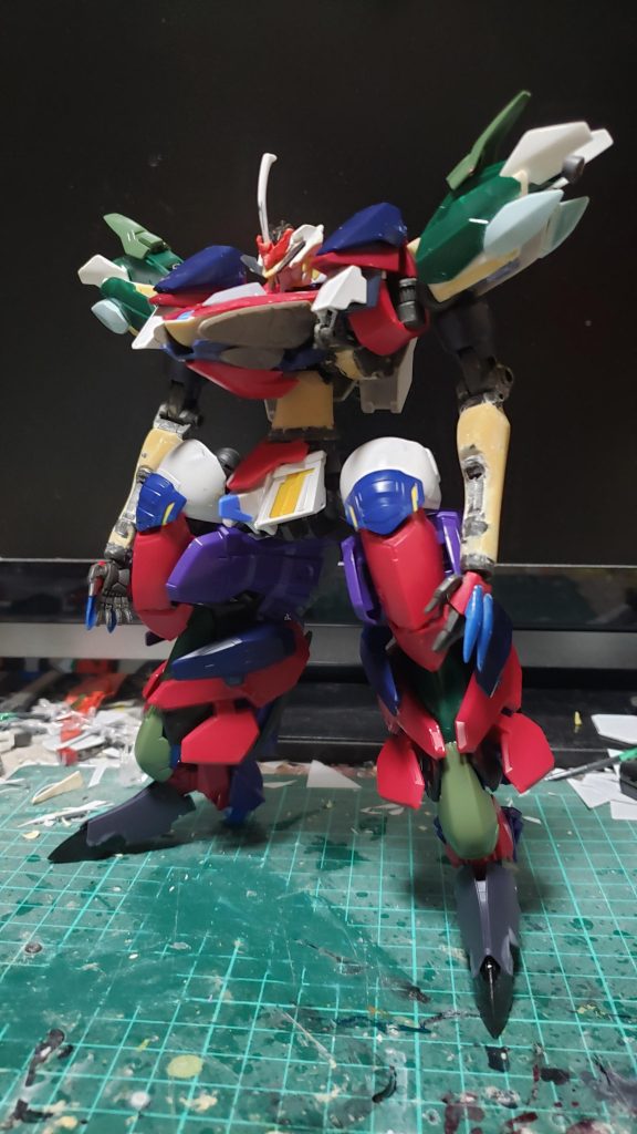 以前製作したブラックグリントからの反省点を生かし腕と胴体の接続をバルバトスの胴体にグリムゲルデの胴体を挟むようにして製作。