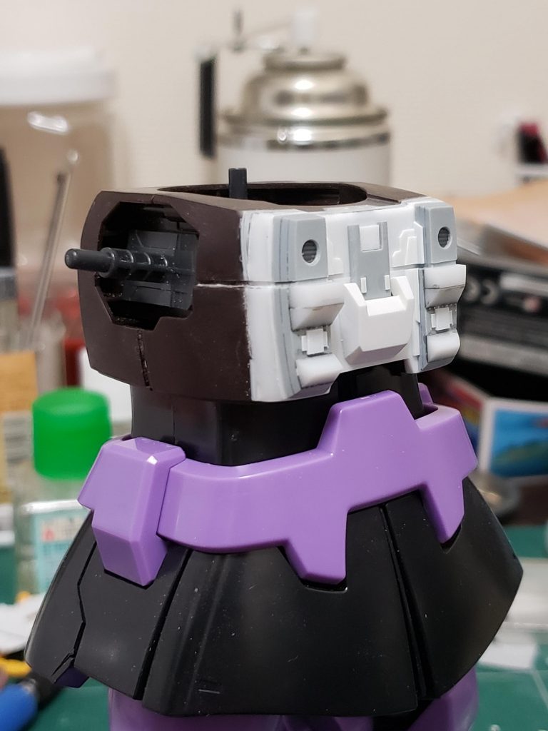 胸部ディテールもプラ材で形状変更しています。