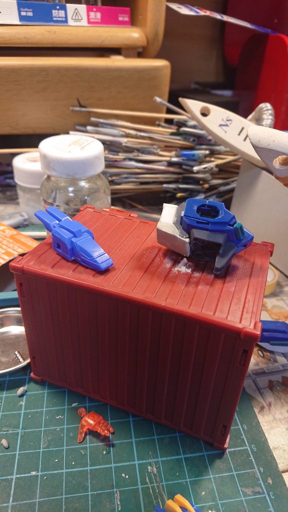 ウィンダムの背中に穴を開けてコアランダーが入るスペースを確保して、パテとプラ板ではみ出た部分を覆っています。