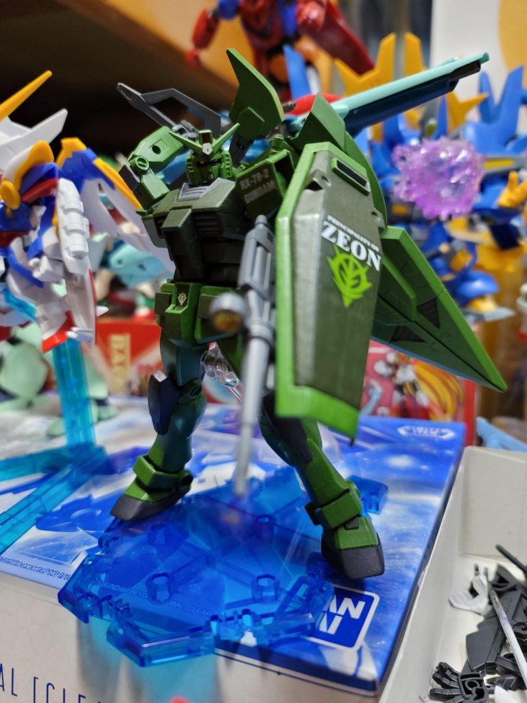 キットはエントリーグレードです改造は:ジオニックソードをノーネイムライフルに付属されたジョイントパーツで背中にマウントフンドシのVマークを埋める(連邦要素消し)盾の十字を埋める(連邦要素消し)大剣を持てるように手首はビルドハンズに換装あとはザクカラーに塗るくらいです