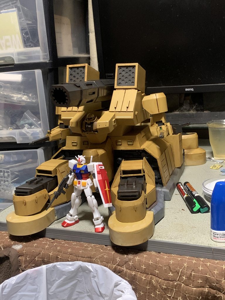 完成直後の撮影です。比較用にEGガンダムと一緒にパチリ。