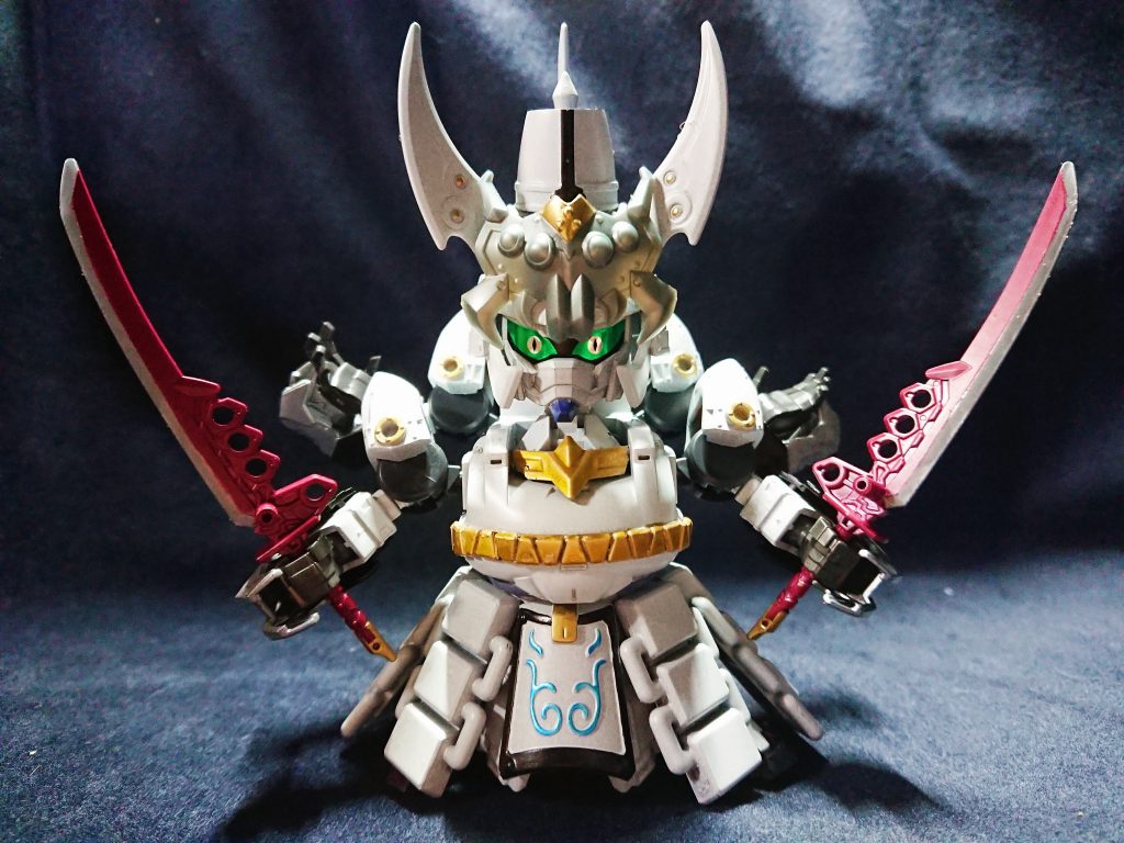 BBジ・オを体に三国伝の接続箇所を埋め込んでいます。武将ではなく妖怪のような生物扱いなので、装飾等もかっちり付けず自然にがたつかせて取り付けました。カラーもシルバーを下地に、キャラクターホワイトをあえて少しダマになるように吹いています。近くで見るとシルバー下地が斑に浮き出ています。