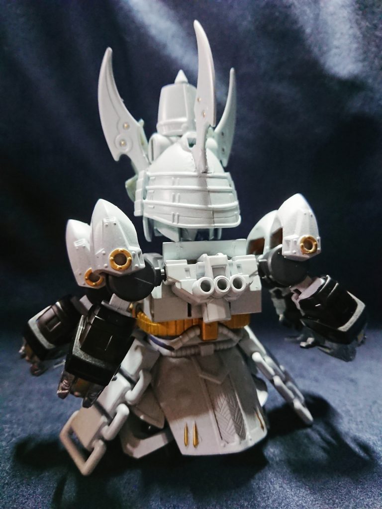 背部はクロスシルエットのSDフレームを固定し、腕を取り付けています。背部デザインはまだわからないので、後々改修できるようにいじらずそのままにしました。なお通常デザインでは頭部サイドに襟がありますが、サイズの都合で襟は取り付けていません。