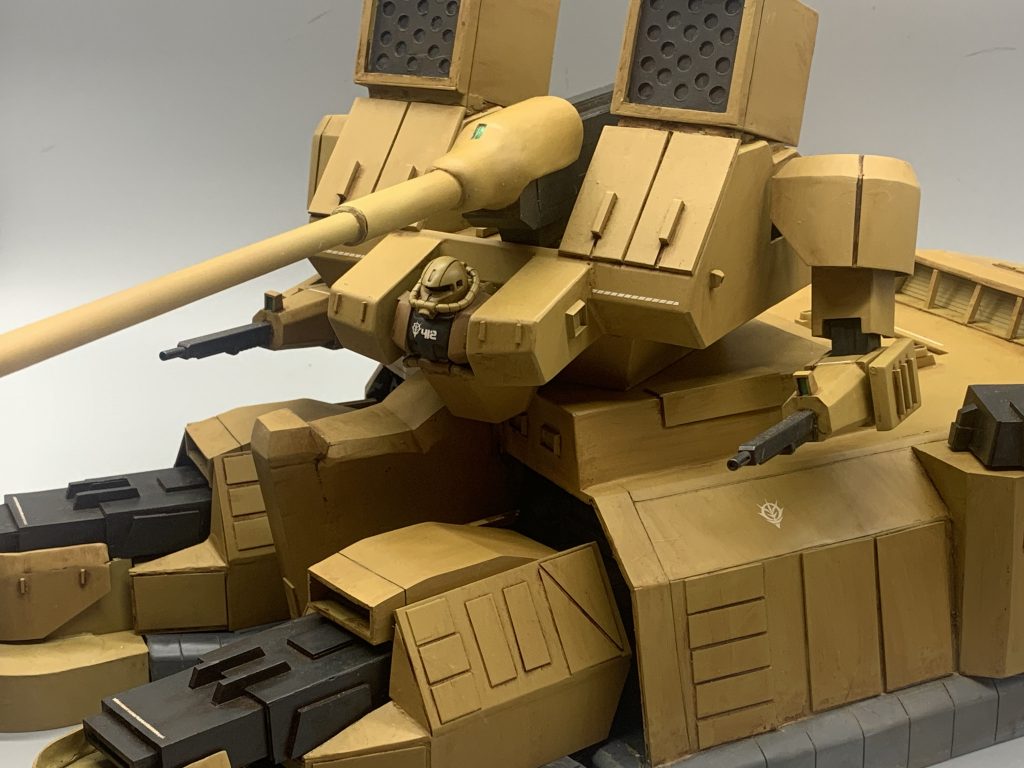 上半身や両腕などが可動化しています。両腕の銃身部分は、MSオプションセット９から流用しています。